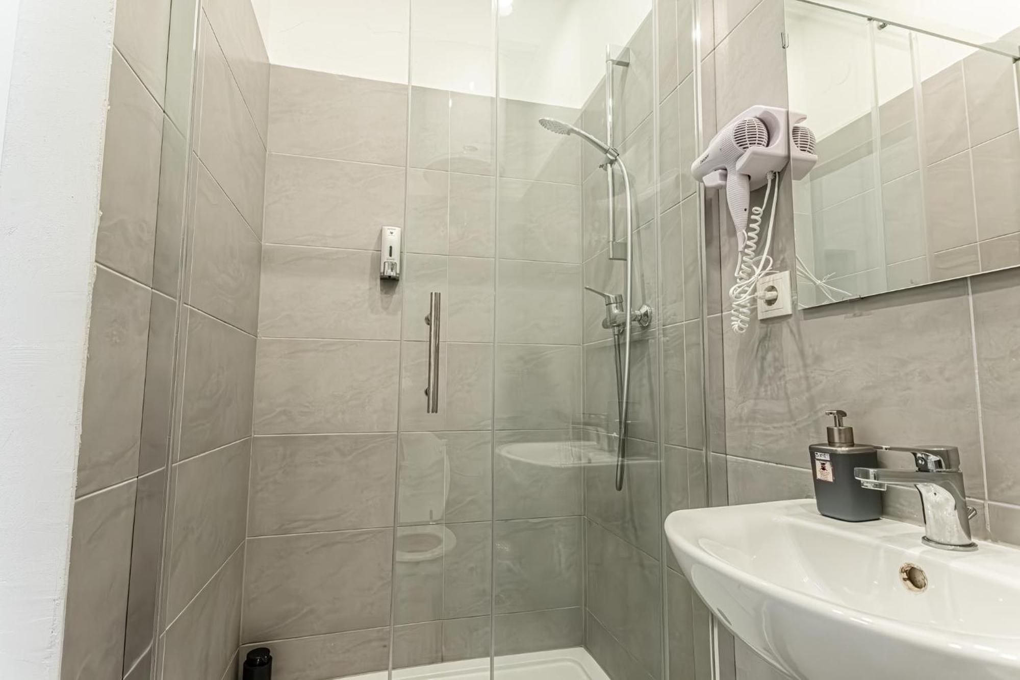 Lovely 1Br Apt. Near Akh Hospital Wenen Buitenkant foto