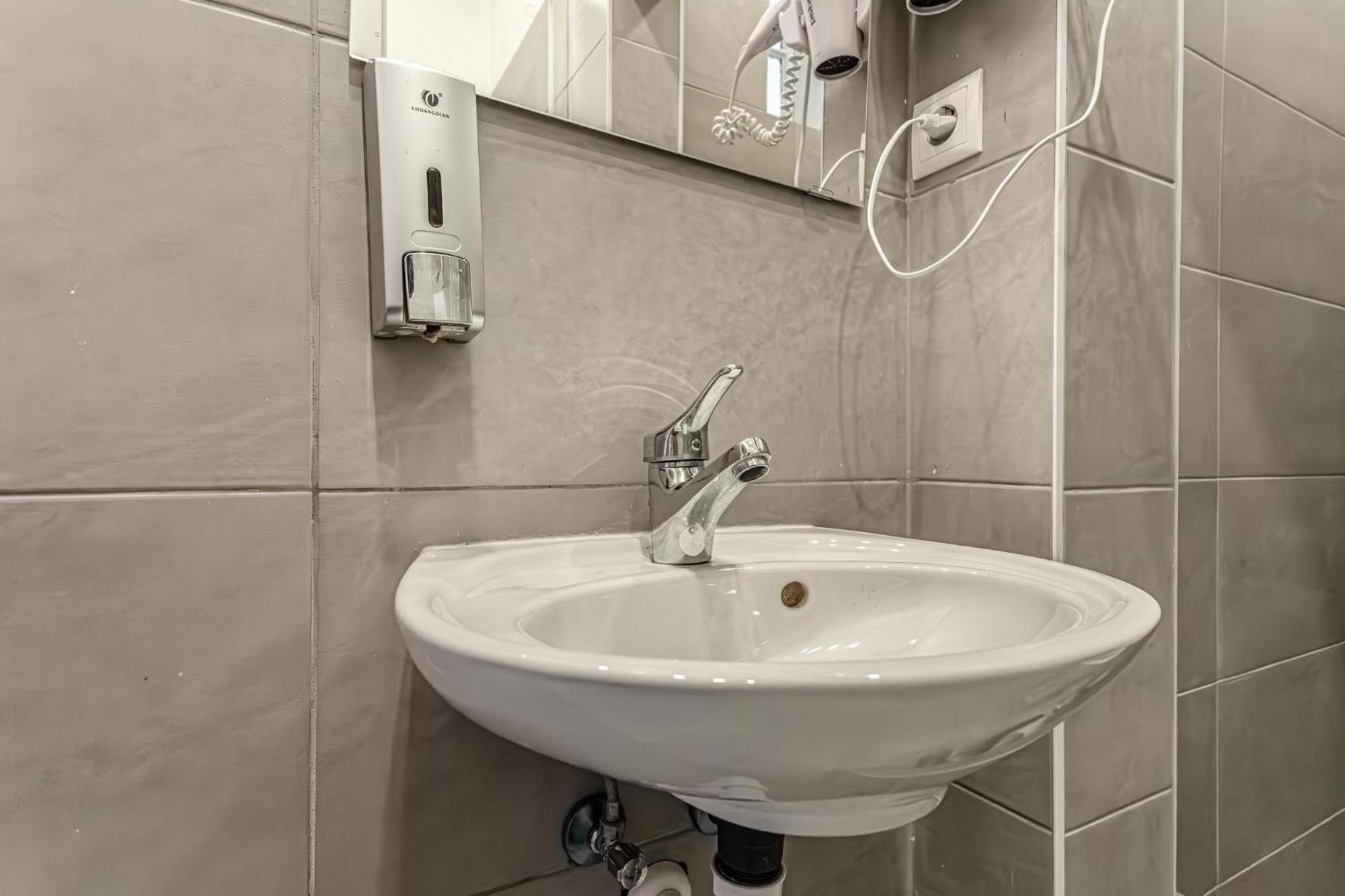 Lovely 1Br Apt. Near Akh Hospital Wenen Buitenkant foto